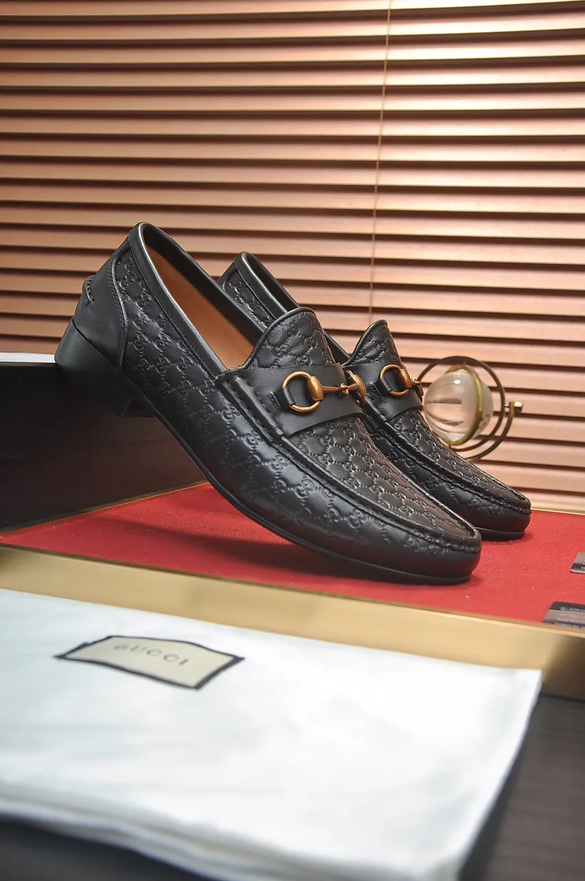 Men's shoes💰500💶Italy's top luxury men's shoe giant (GUCCI) (Gucci) (full cowhide lining) new arrival🍃Original European style🔰 Pleasant to the eye😍In order to make the shoes more durable and non-deformable🌀The production continues to follow traditional methods but there is still no lack of innovation💪Choose original sheepskin for the leather♻️ Smooth and natural And extra bright ⭐Made of imported cowhide, the first choice of rich people 38-45 (45 customized)